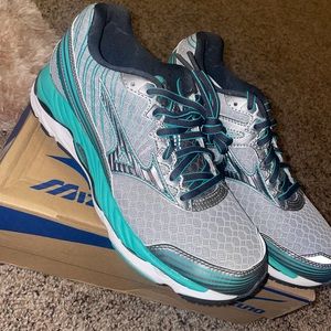 Mizuno Wave Paradox 2, Silver and Teal, never worn